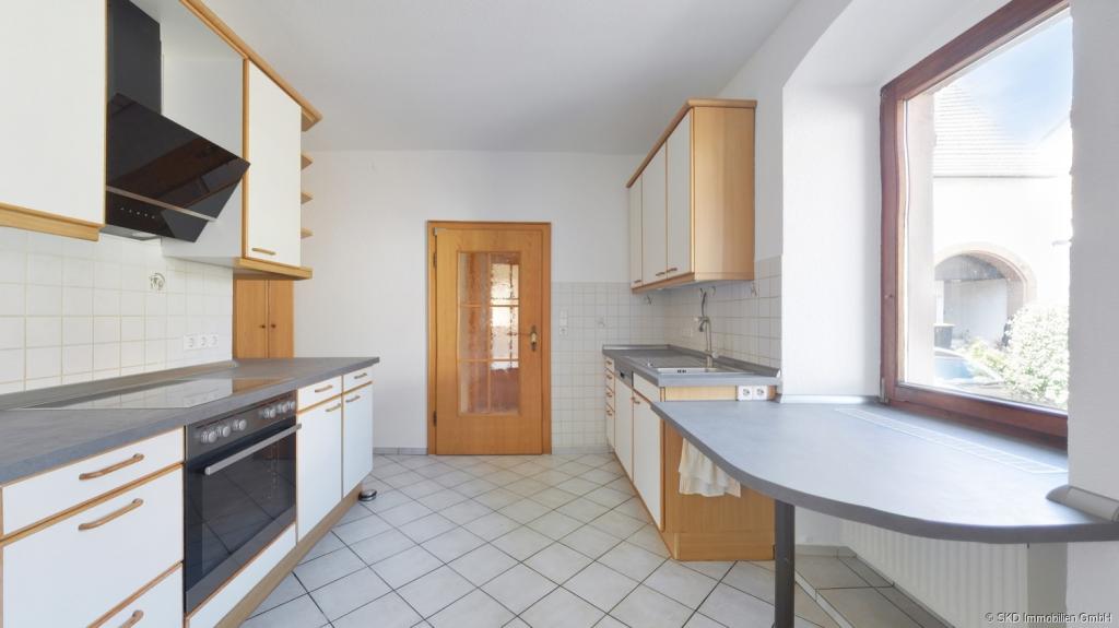 Binau: Altbau mit Charme neu interpretiert – gepflegte 4-Zimmer-Wohnung mit Einbauküche! - Photo 1