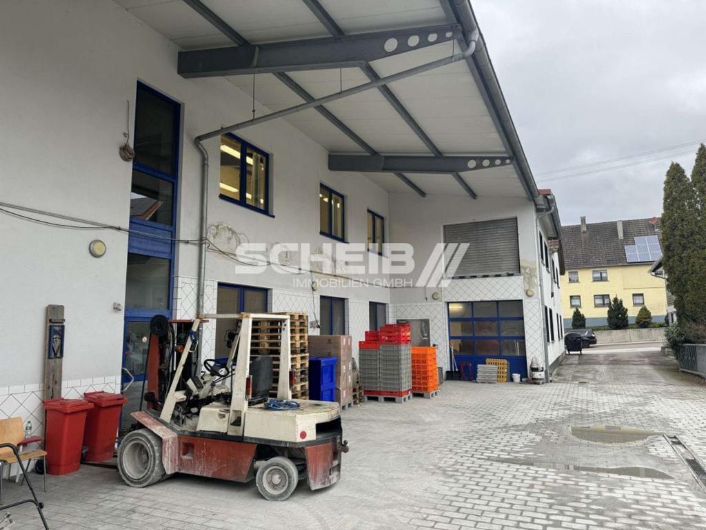 überdachter Anlieferungsbereich
