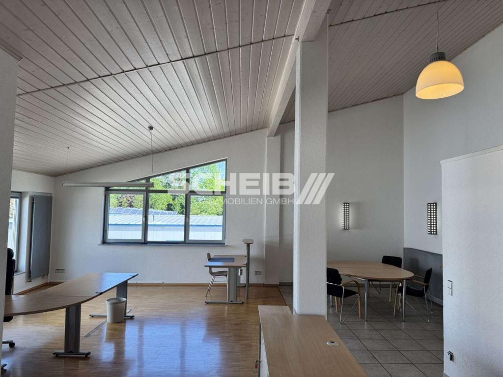 mit Besprechungsplatz