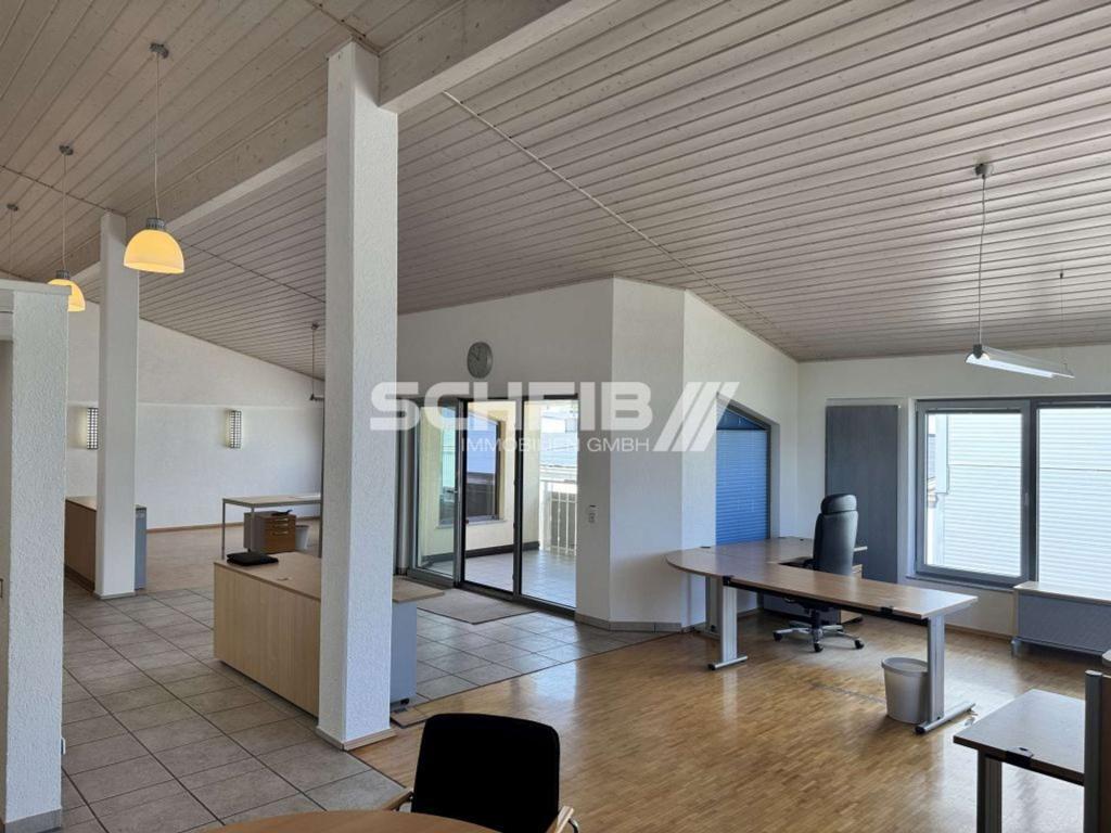 teilweise gefliest, teilweise Parkettboden