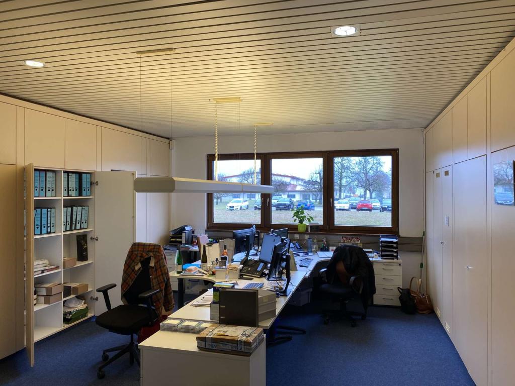 mit Teppichboden ausgestattet