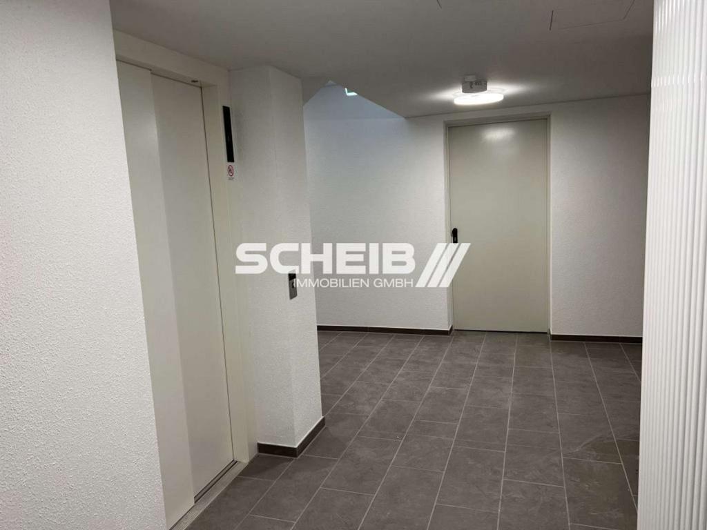 Aufzug zum Keller und Tiefgarage