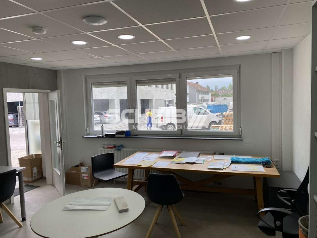 abgehängte Decke mit LED-Beleuchtung
