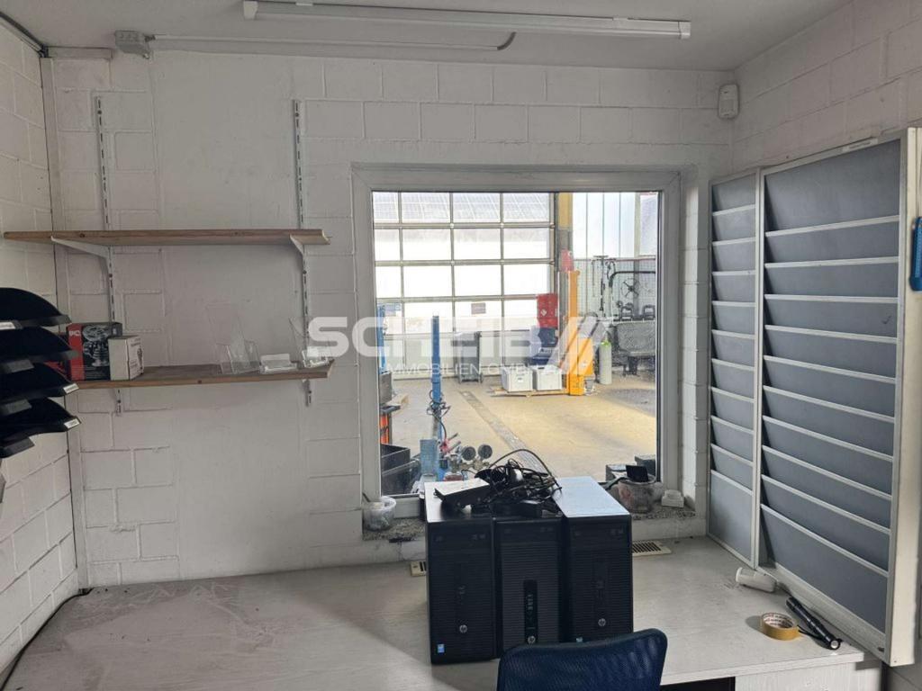 Meisterbüro mit Sicht in Werkstatt
