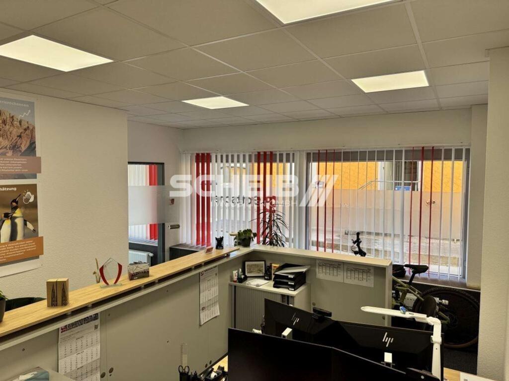 Eingang und Fenster werbewirksam beklebar