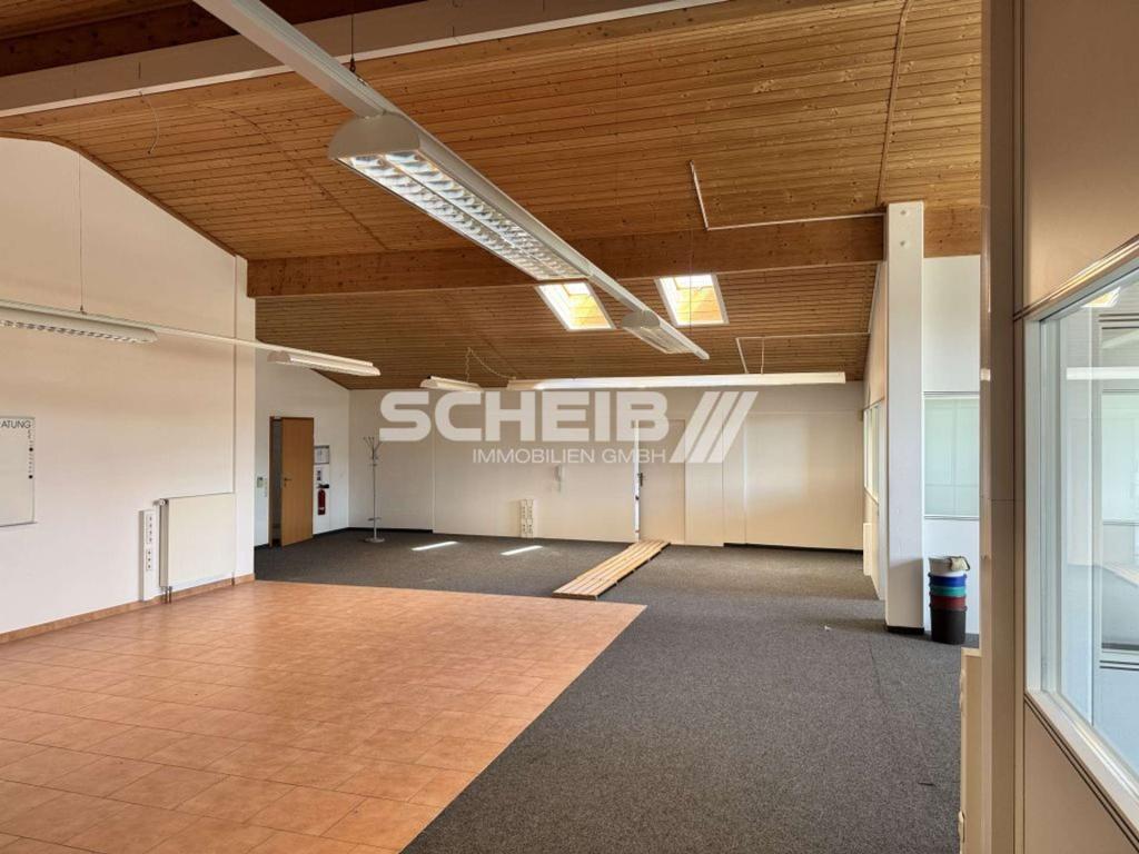 teilweise mit Teppichboden