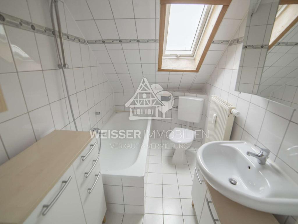 3-Zimmer-Dachgeschosswohnung mit Einbauküche und Tageslichtbad in ruhiger Lage - Foto 2