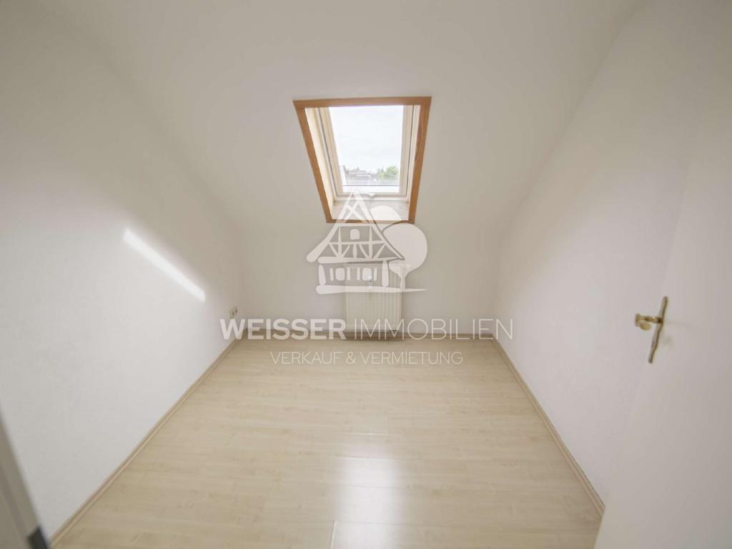 3-Zimmer-Dachgeschosswohnung mit Einbauküche und Tageslichtbad in ruhiger Lage - Foto 1