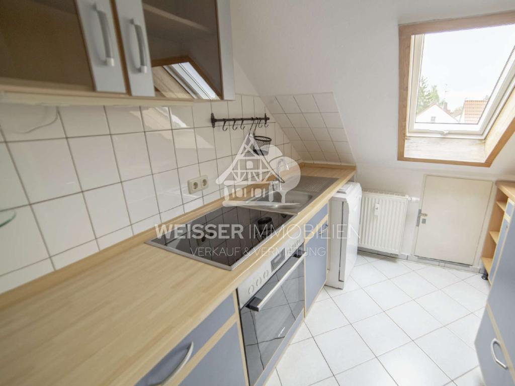 3-Zimmer-Dachgeschosswohnung mit Einbauküche und Tageslichtbad in ruhiger Lage - Foto 3