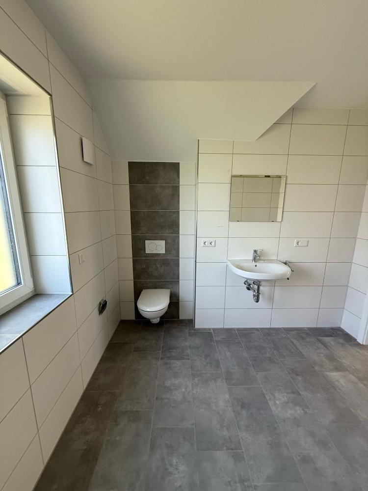 Moderne Neubau-Doppelhaushälfte mit Gartenanteil und zwei Stellplätzen - Photo 2
