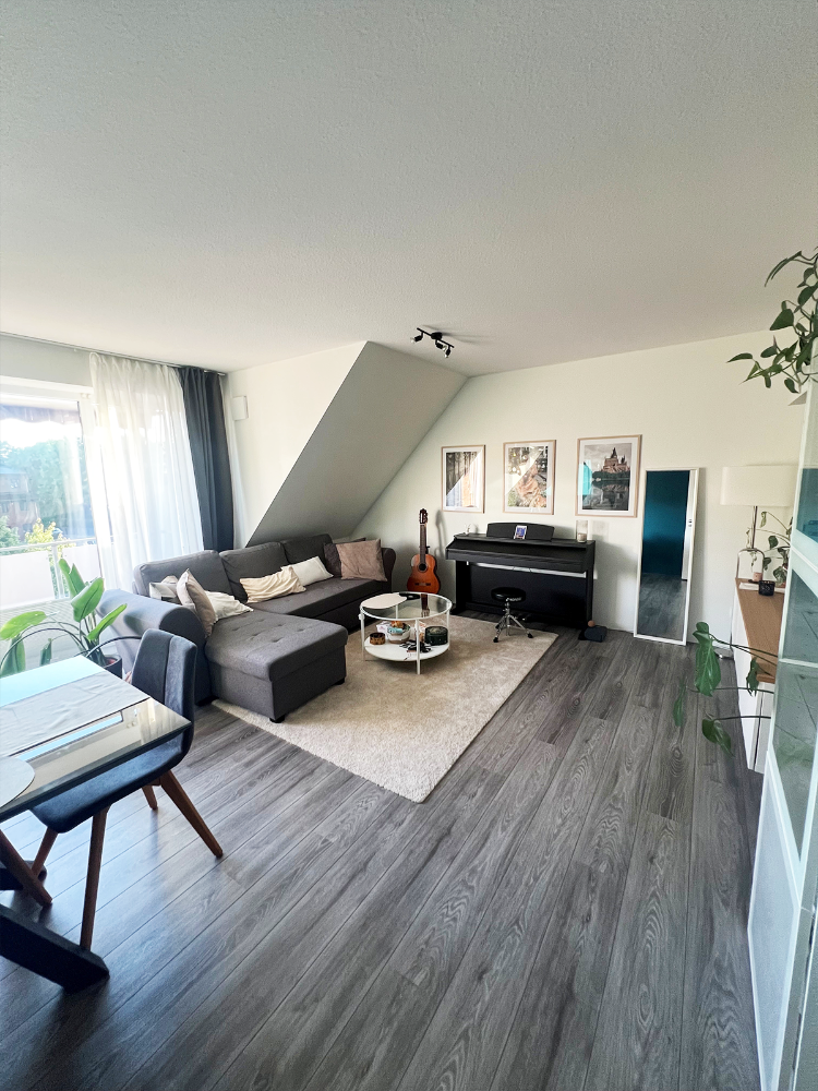 Helle 3-Zimmer-Dachgeschosswohnung mit Balkon, Keller und Garage in Loxstedt - Photo 2