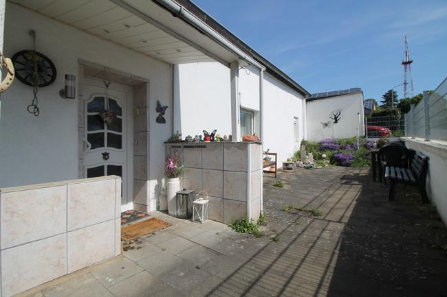 Eingangsbereich und Terrasse