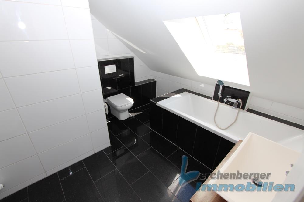 Großzügig geschnittene 2-Zimmer-Dachgeschosswohnung mit Dachterrasse - Photo 2