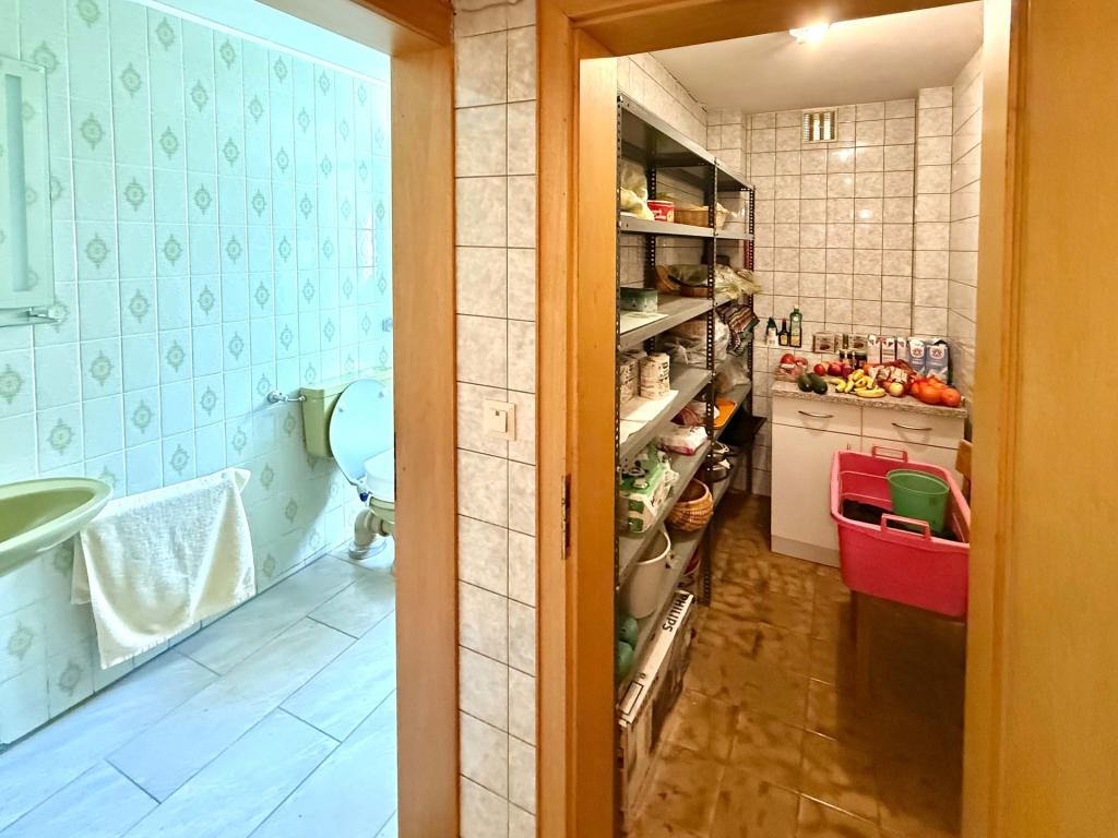 EG rechts Vorratskammer und Duschbad