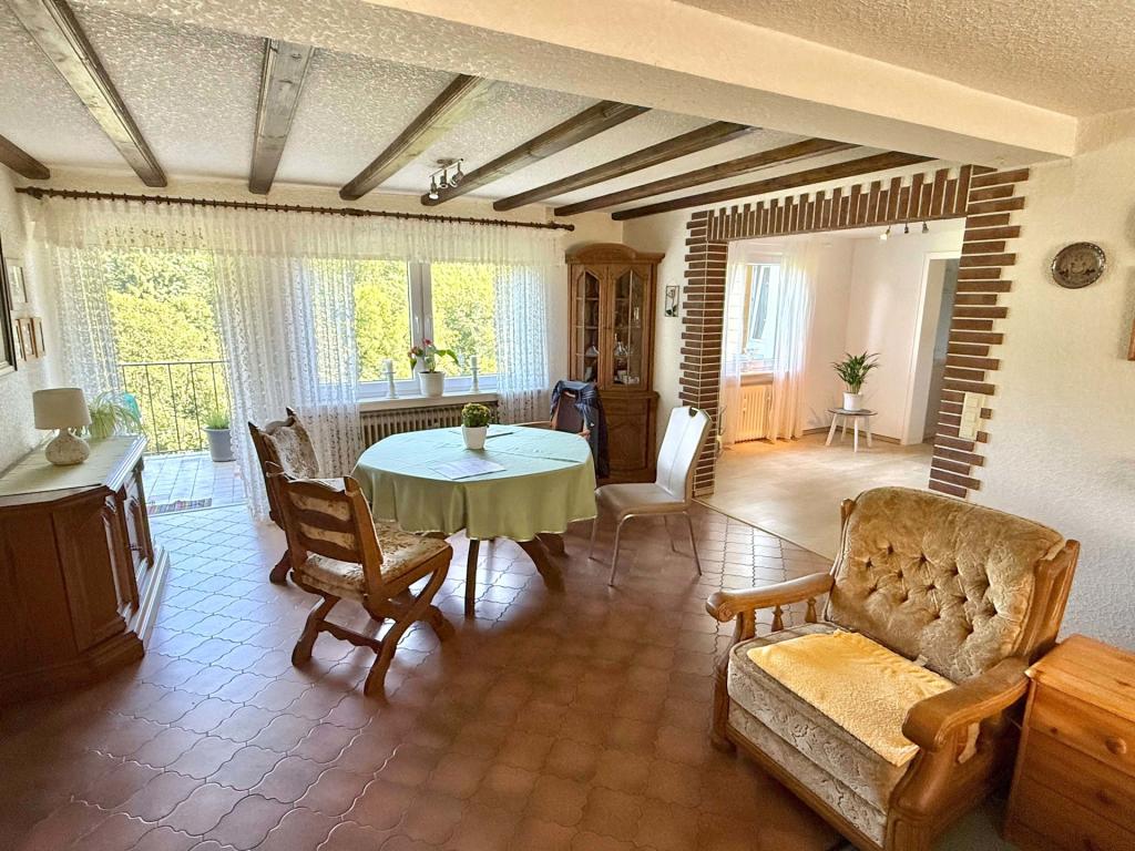 EG rechts Wohn-/Esszimmer mit Balkon
