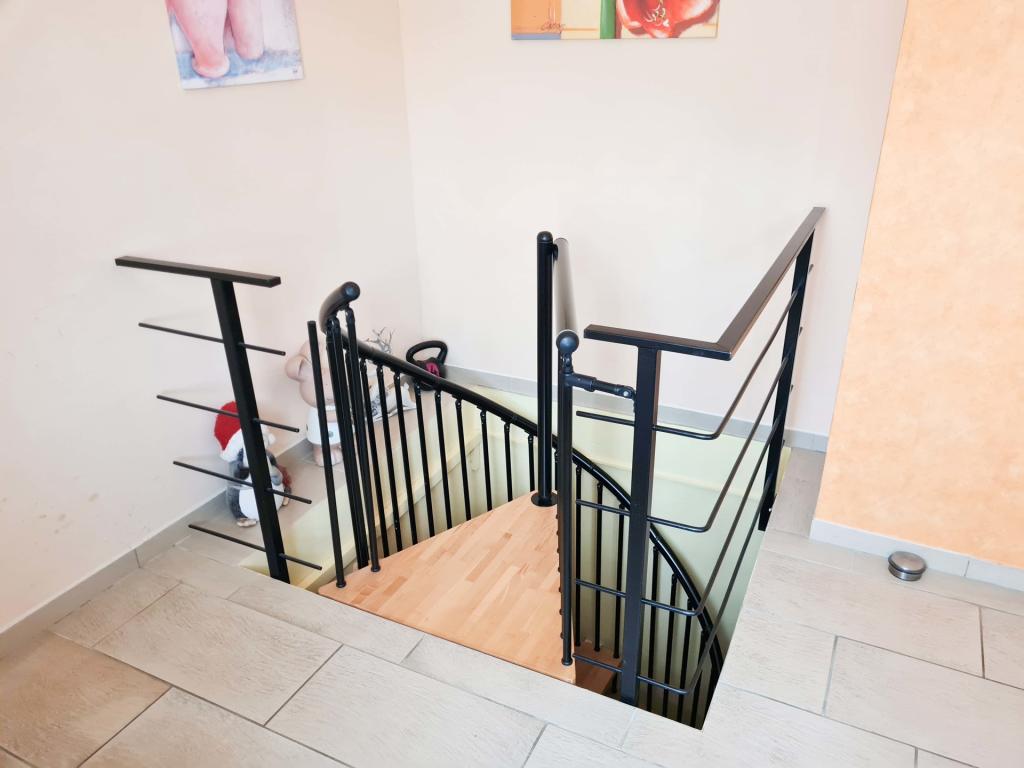 Zimmer EG mit Wendeltreppe zum UG