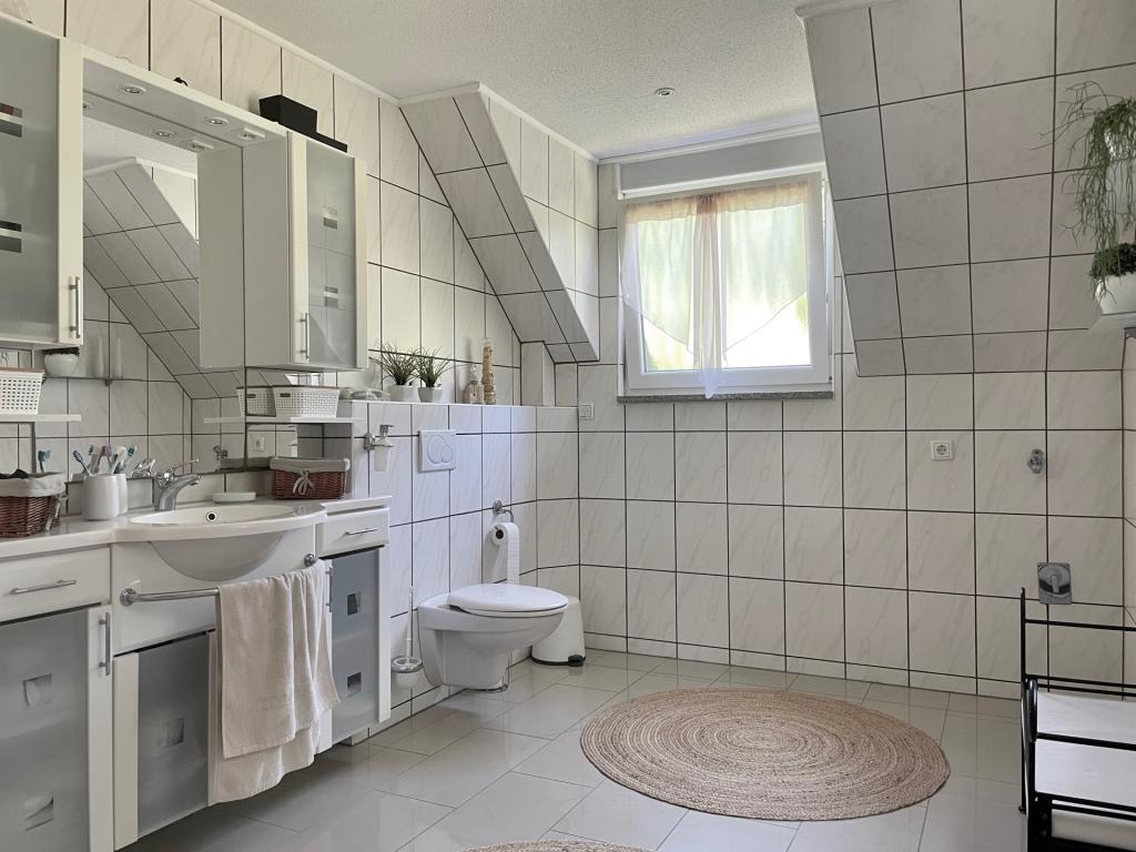 geräumiges Bad