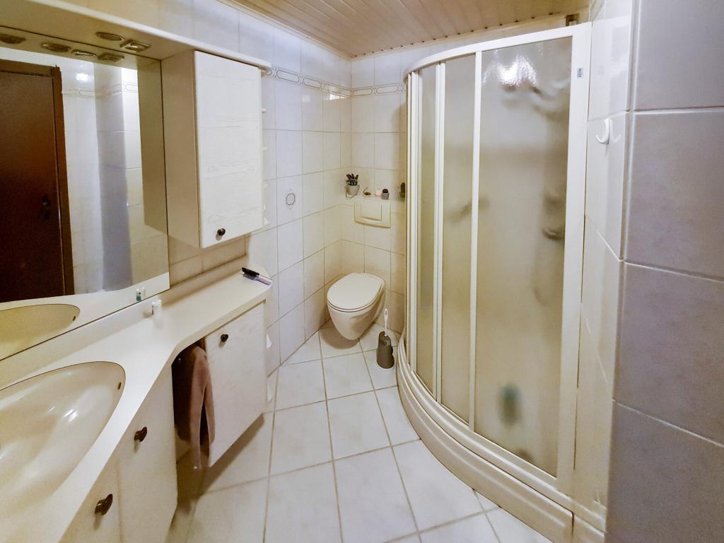 neuwertiges Duschbad