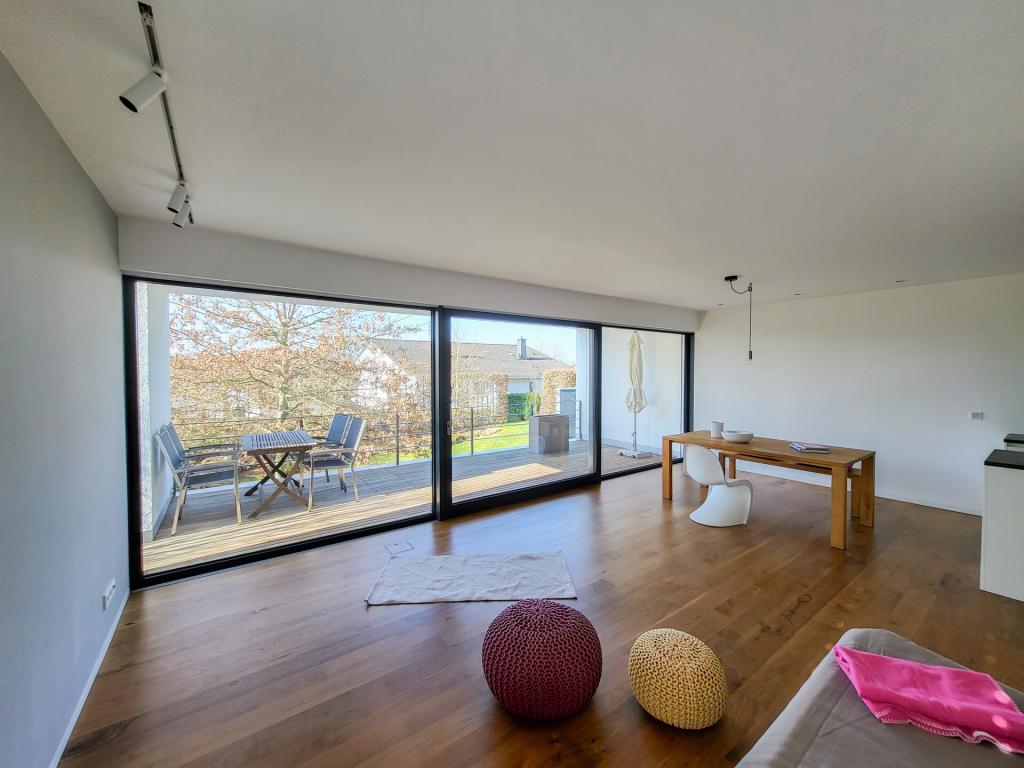 Design trifft Natur: Hochwertige, lichtdurchflutete Architektenwohnung mit Balkon und Gartenblick! - Photo 1