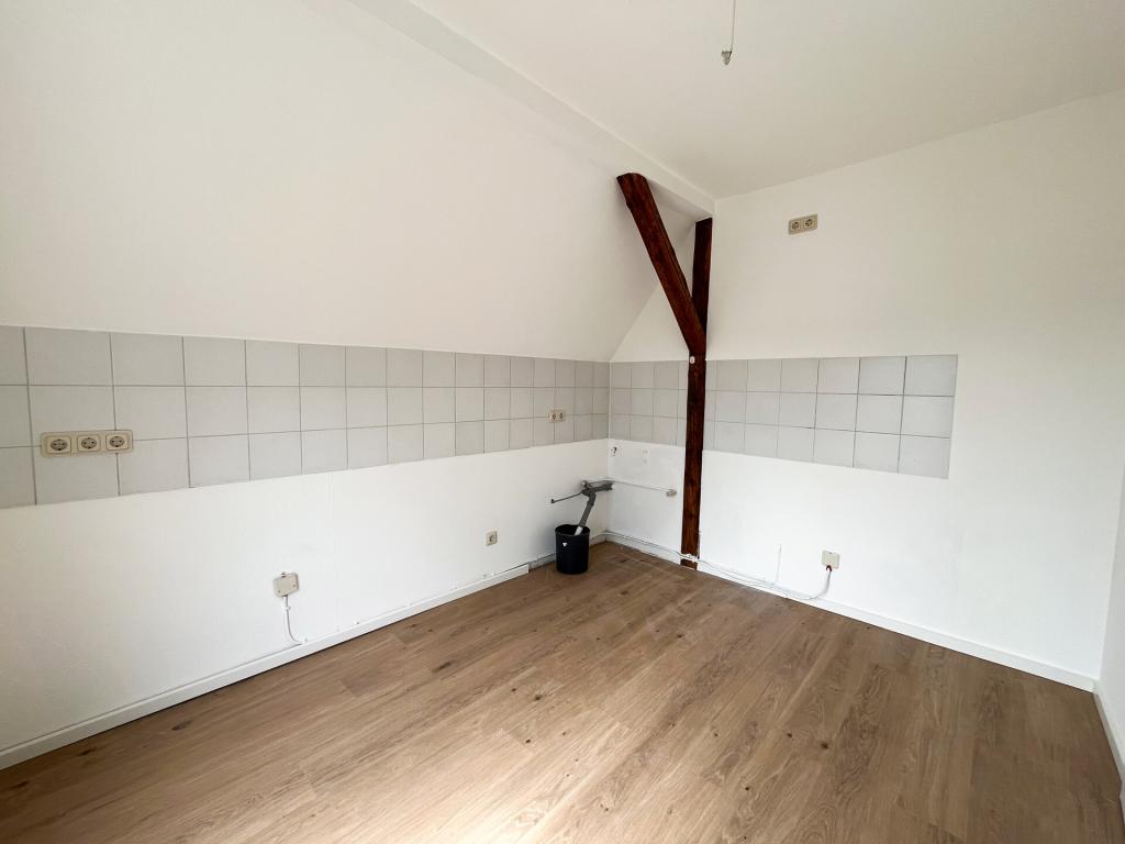 Ankommen und wohlfühlen – Frisch renovierte 2-Zimmer-Wohnung mit Balkon in zentraler Lage, sofort Verfügbar! - Photo 2