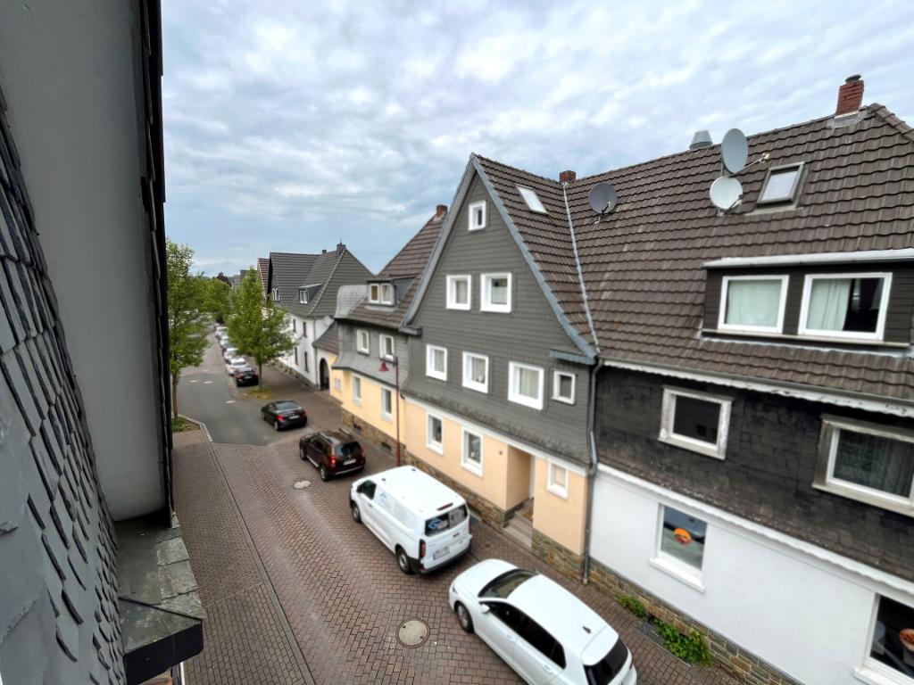 Ankommen und wohlfühlen – Frisch renovierte 2-Zimmer-Wohnung mit Balkon in zentraler Lage, sofort Verfügbar! - Photo 1