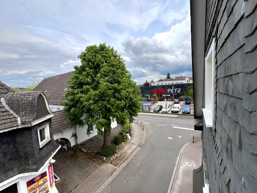 Ankommen und wohlfühlen – Frisch renovierte 2-Zimmer-Wohnung mit Balkon in zentraler Lage, sofort Verfügbar! - Photo 3