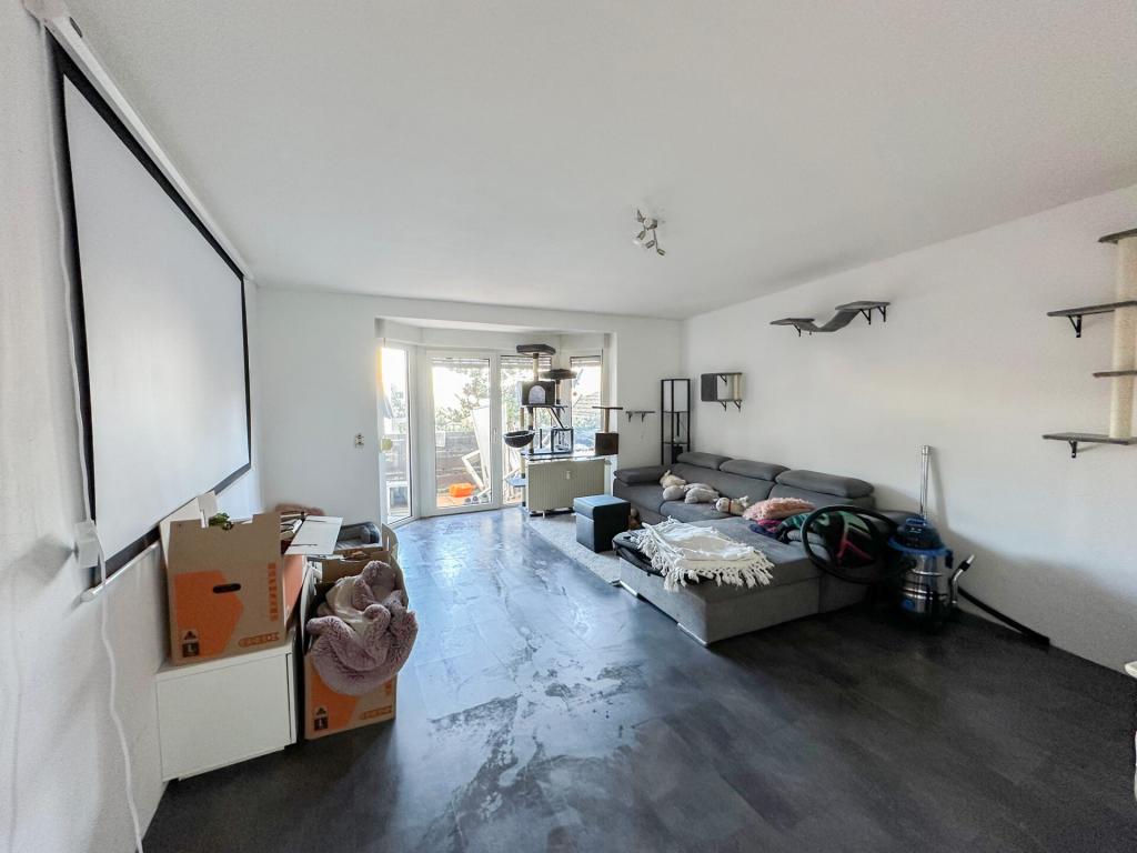 Gut geschnittene 4 Zimmer Wohnung mit Balkon im Herzen von Welschneudorf! - Photo 1
