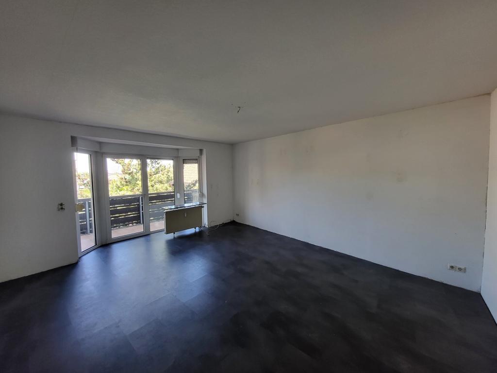 Gut geschnittene 4 Zimmer Wohnung mit Balkon im Herzen von Welschneudorf! - Photo 2