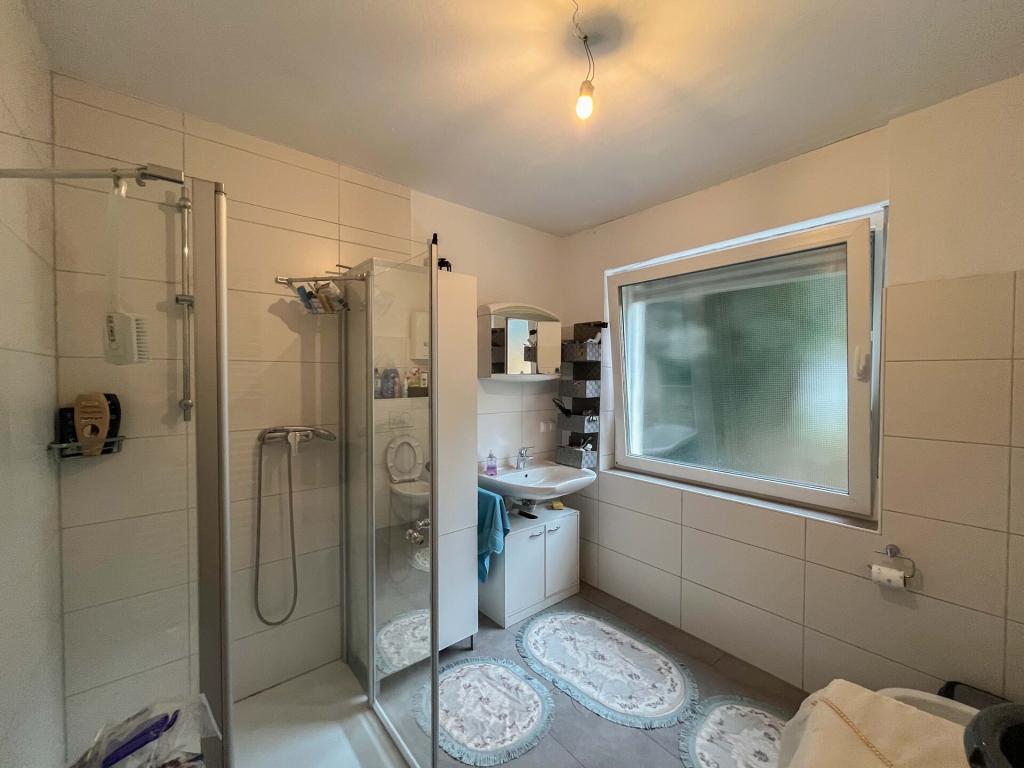 Ideal geschnittene und großzügige Erdgeschosswohnung in zentraler Lage! - Photo 3