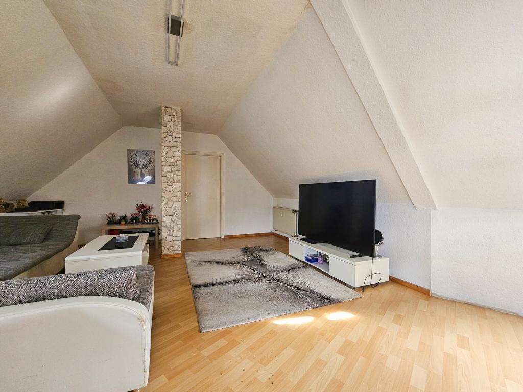 Gemütliche 2-Zimmerwohnung im Dachgeschoss in zentraler Lage in Welschneudorf! - Photo 1