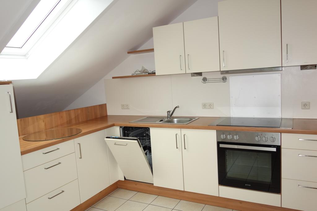 Gepflegte 2 Zi.-Dachgeschoss-Wohnung mit Einbauküche, 2 Balkonen und 2 Stellplätzen - Foto 3