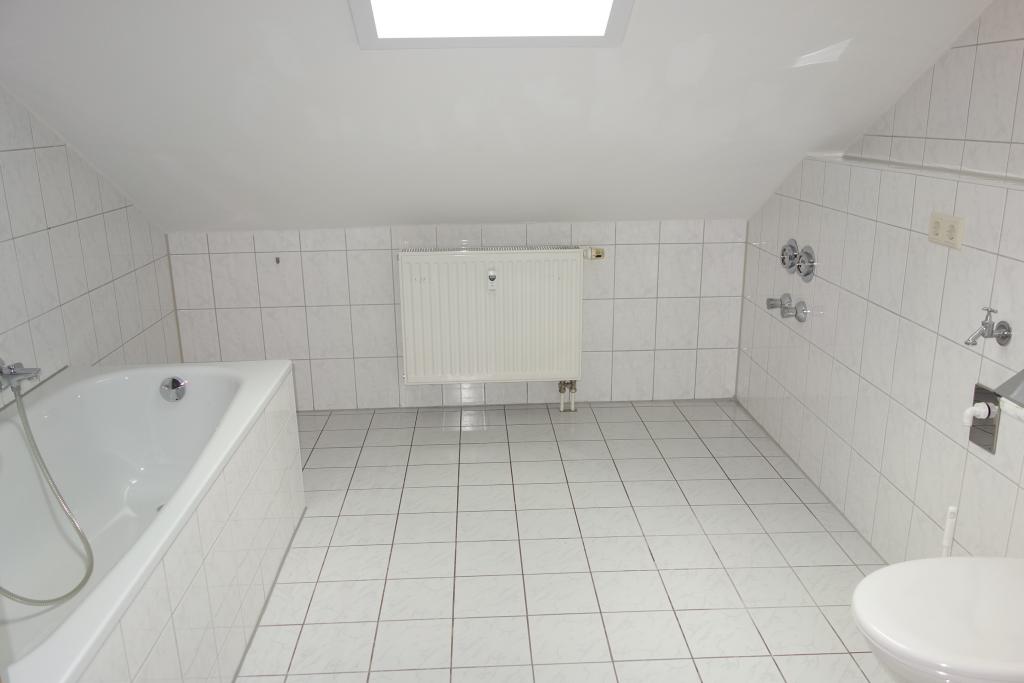 Gepflegte 2 Zi.-Dachgeschoss-Wohnung mit Einbauküche, 2 Balkonen und 2 Stellplätzen - Foto 4