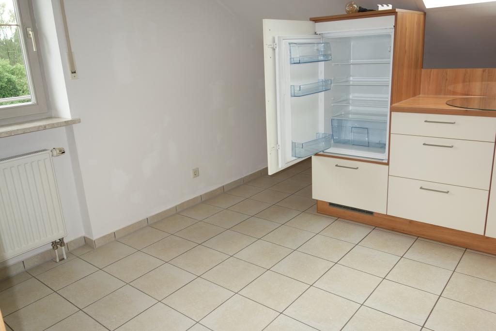 Gepflegte 2 Zi.-Dachgeschoss-Wohnung mit Einbauküche, 2 Balkonen und 2 Stellplätzen - Foto 2