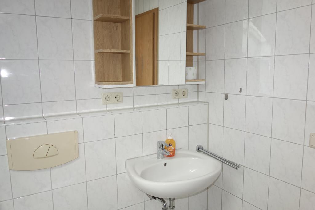 Gepflegte 2 Zi.-Dachgeschoss-Wohnung mit Einbauküche, 2 Balkonen und 2 Stellplätzen - Foto 5