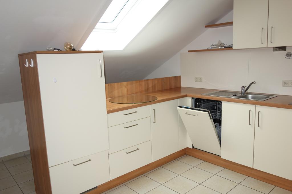 Gepflegte 2 Zi.-Dachgeschoss-Wohnung mit Einbauküche, 2 Balkonen und 2 Stellplätzen - Foto 1