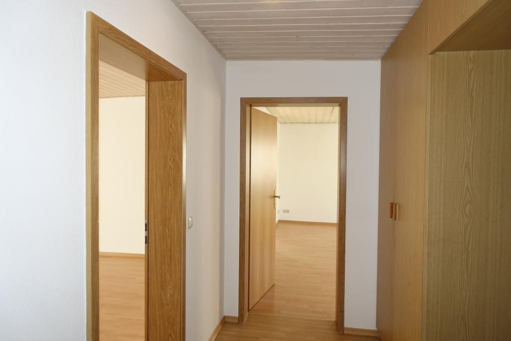 Buchbach: geräumige zentral gelegene 3-Zimmer-Wohnung, 1. OG, ohne Balkon, ohne EBK, ohne Stellplatz - Photo 5