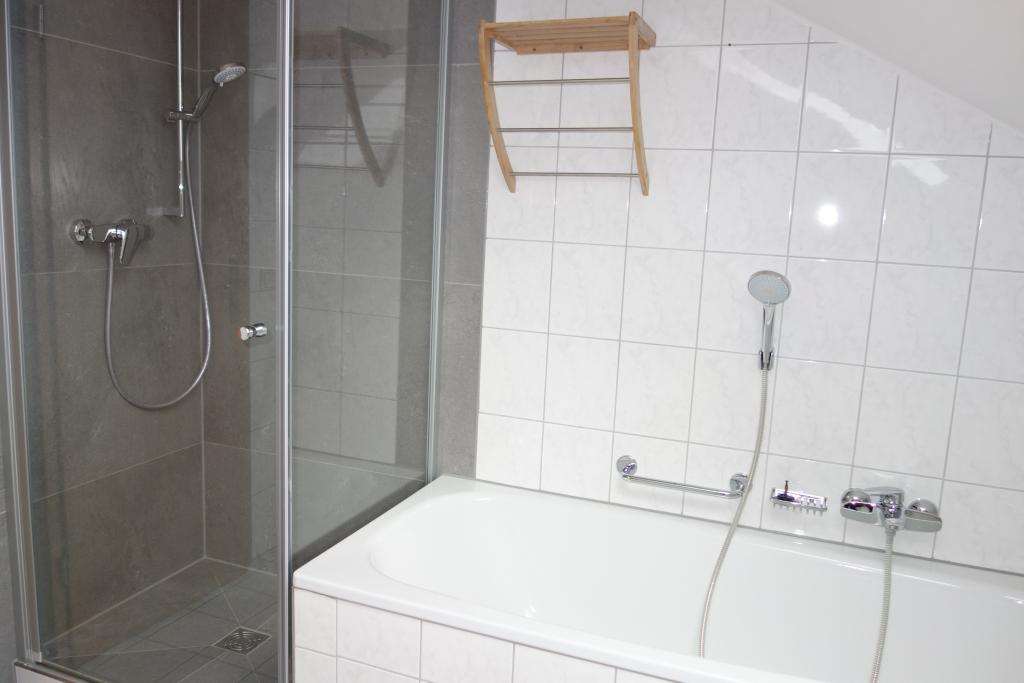 Gepflegte 2 Zi.-Dachgeschoss-Wohnung mit Einbauküche, 2 Balkonen und 2 Stellplätzen - Photo 4
