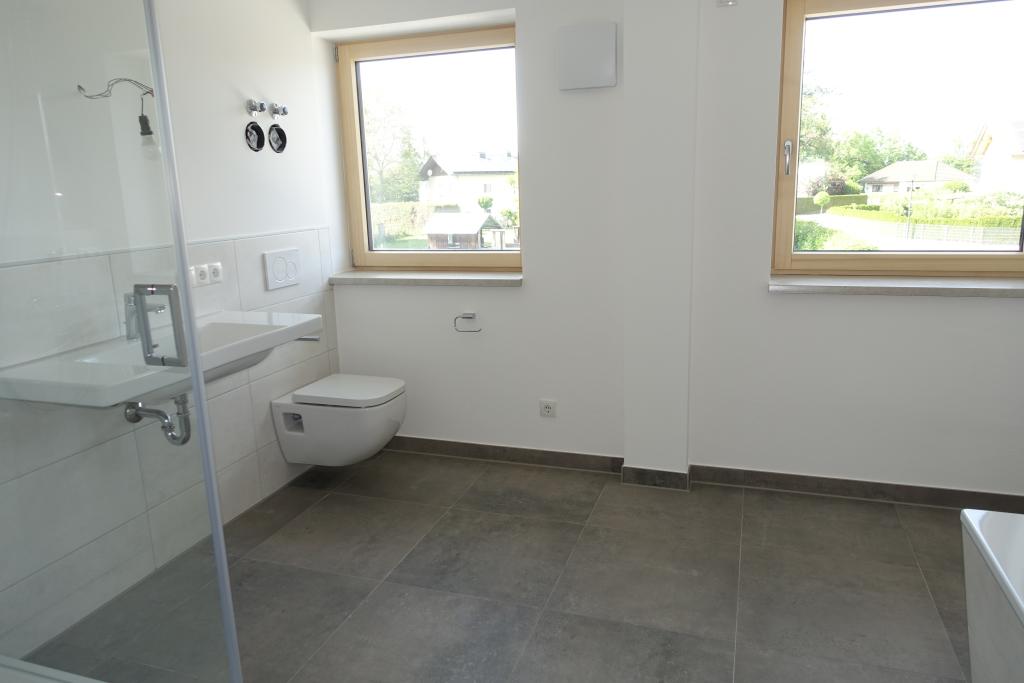 WE 4: Luxuriöse 3-Zi.-NEUBAU-Wohnung mit Balkon, Glasfaser u. innovativem Energiekonzept - Foto 2