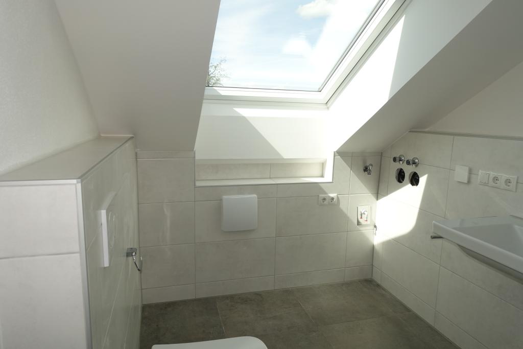 WE 8: Luxuriöses 2-Zi.-NEUBAU-Wohnung im DG mit Glasfaser u. innovativem Energiekonzept - Foto 1