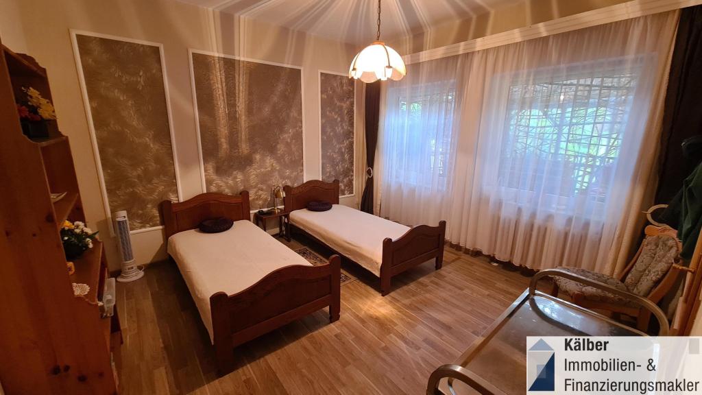 EG - privates Zimmer mit begehbarem Kleiderschrank