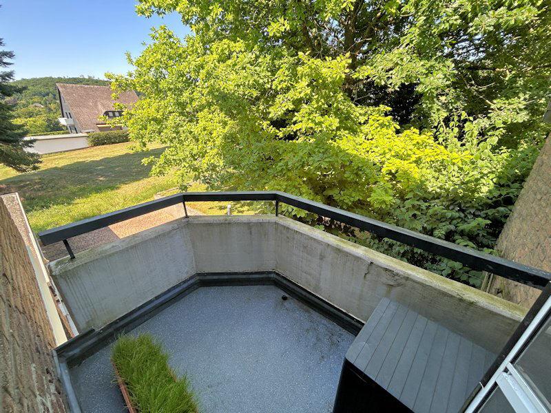 mit Balkon