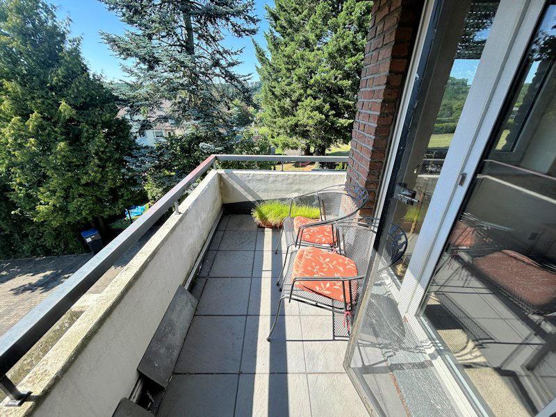 mit Balkon