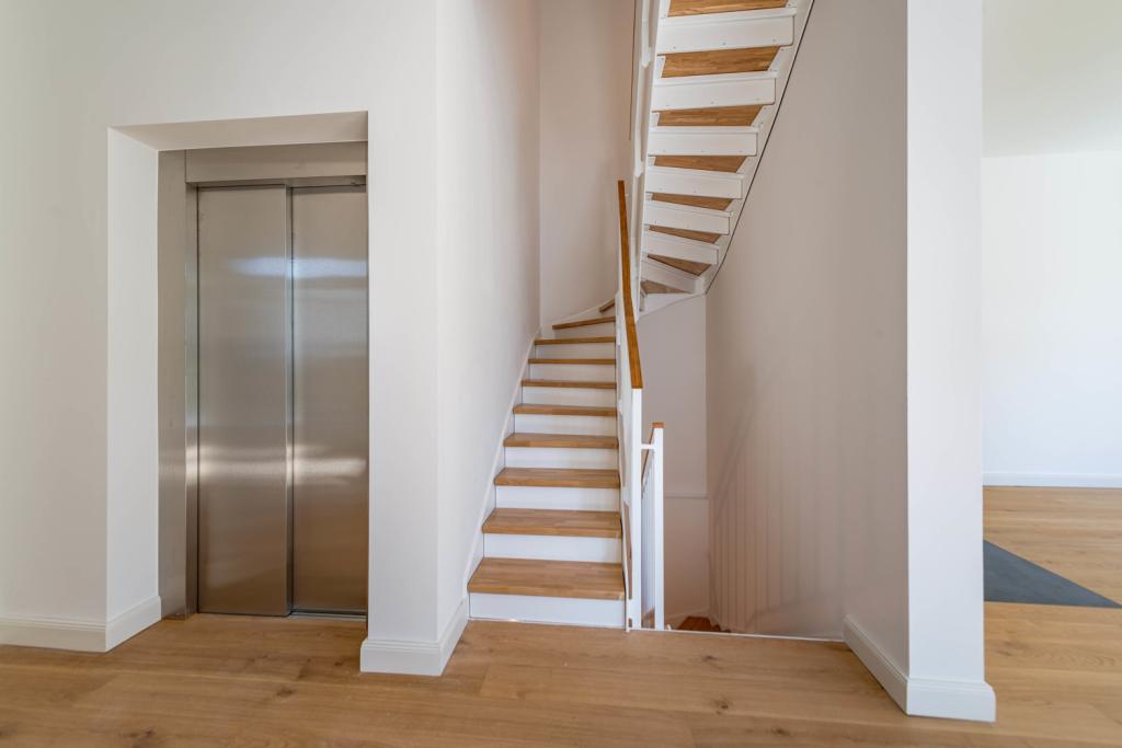 Lift und Treppe EG