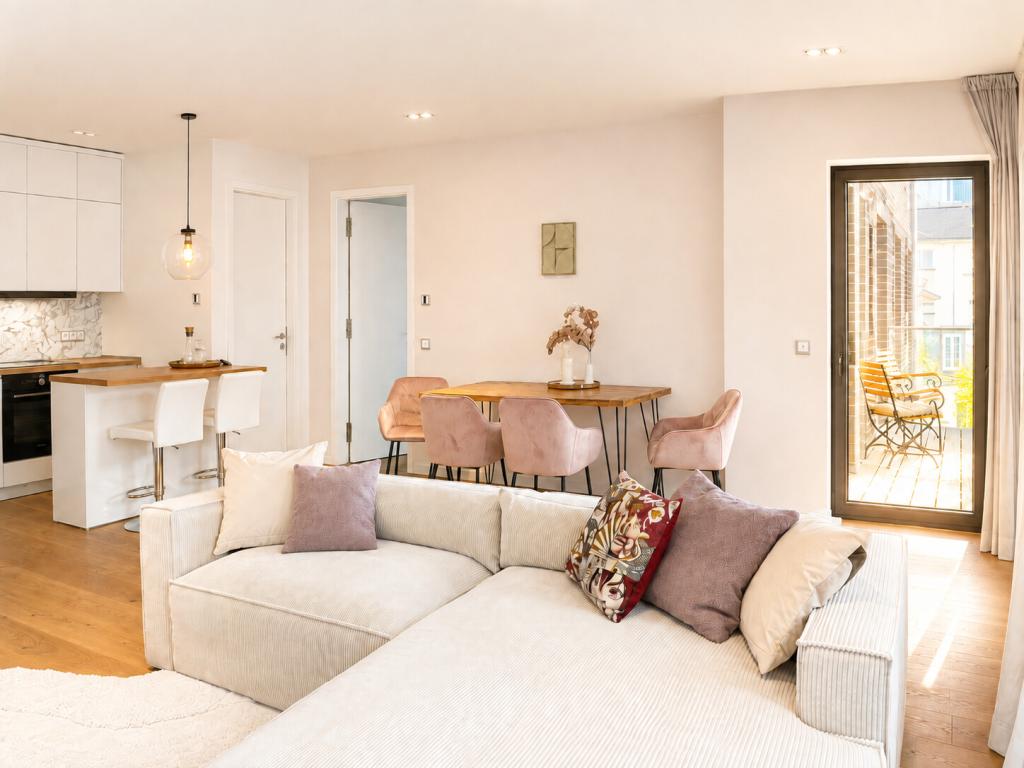 Exklusiv möblierte 2-Zimmer-Wohnung mit Balkon und Lift - Foto 2