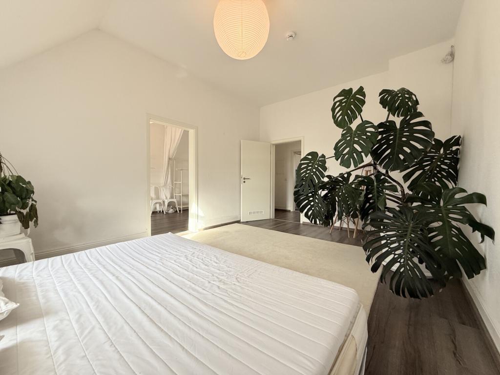 Hochwertig möblierte Altbau-Dachgeschosswohnung in unmittelbarer Mainlage - Foto 2