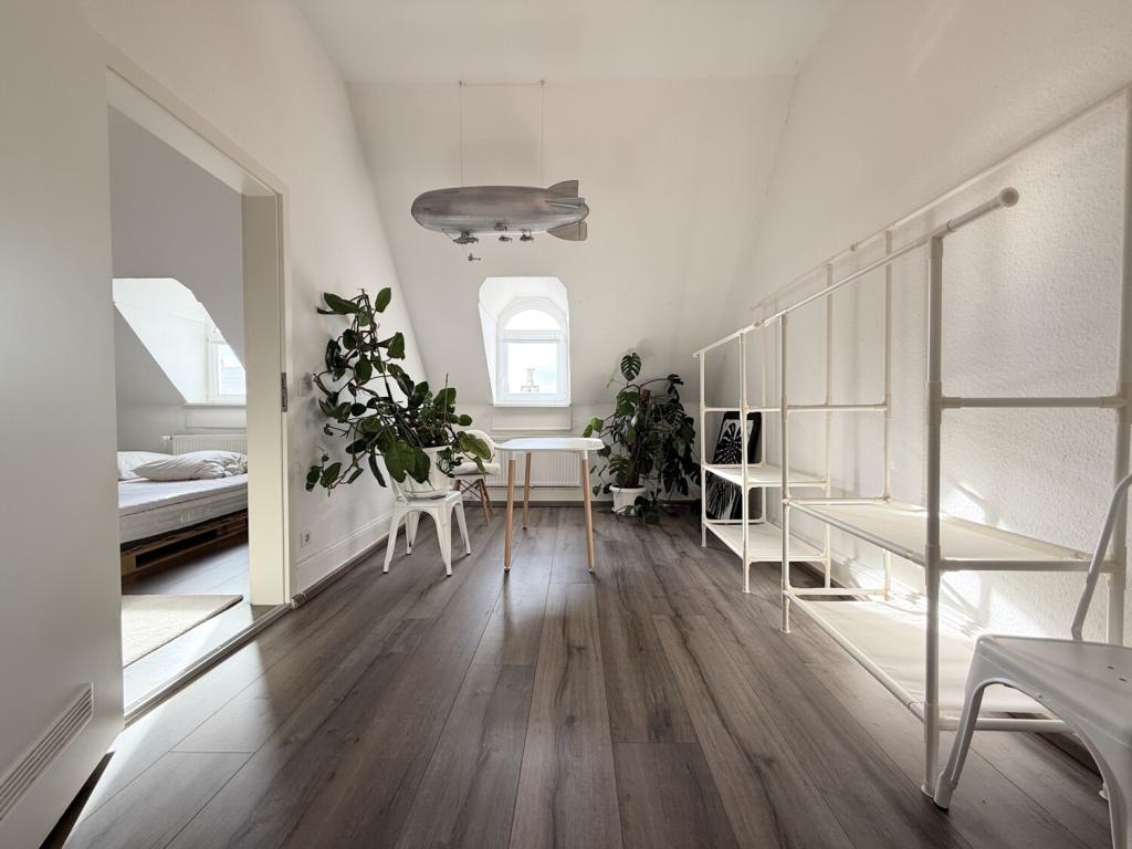 Hochwertig möblierte Altbau-Dachgeschosswohnung in unmittelbarer Mainlage - Foto 3