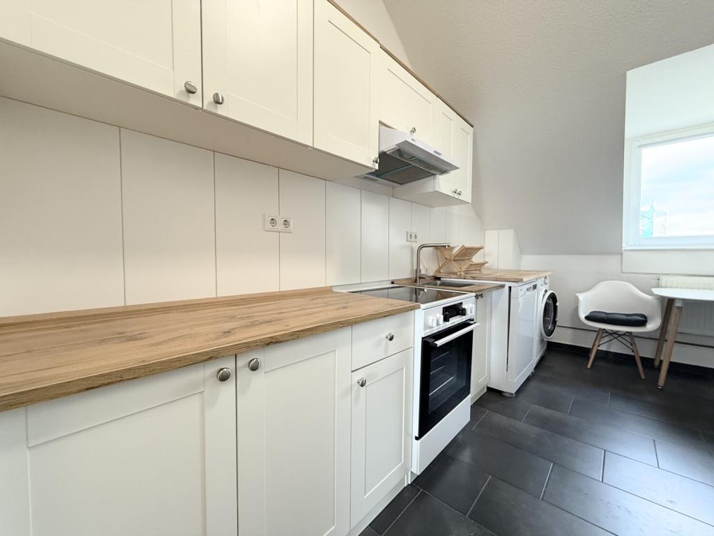 Geschmackvoll möblierte Dachgeschosswohnung mit Altbauflair in unmittelbarer Mainnähe - Photo 5