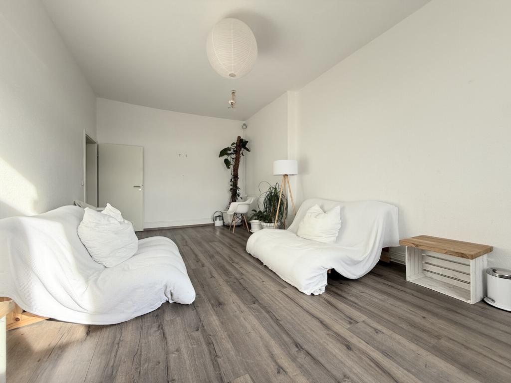 Geschmackvoll möblierte Dachgeschosswohnung mit Altbauflair in unmittelbarer Mainnähe - Photo 1