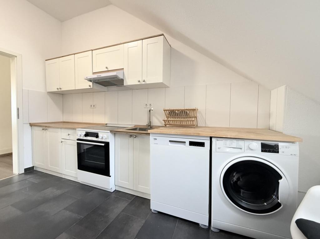Geschmackvoll möblierte Dachgeschosswohnung mit Altbauflair in unmittelbarer Mainnähe - Photo 4