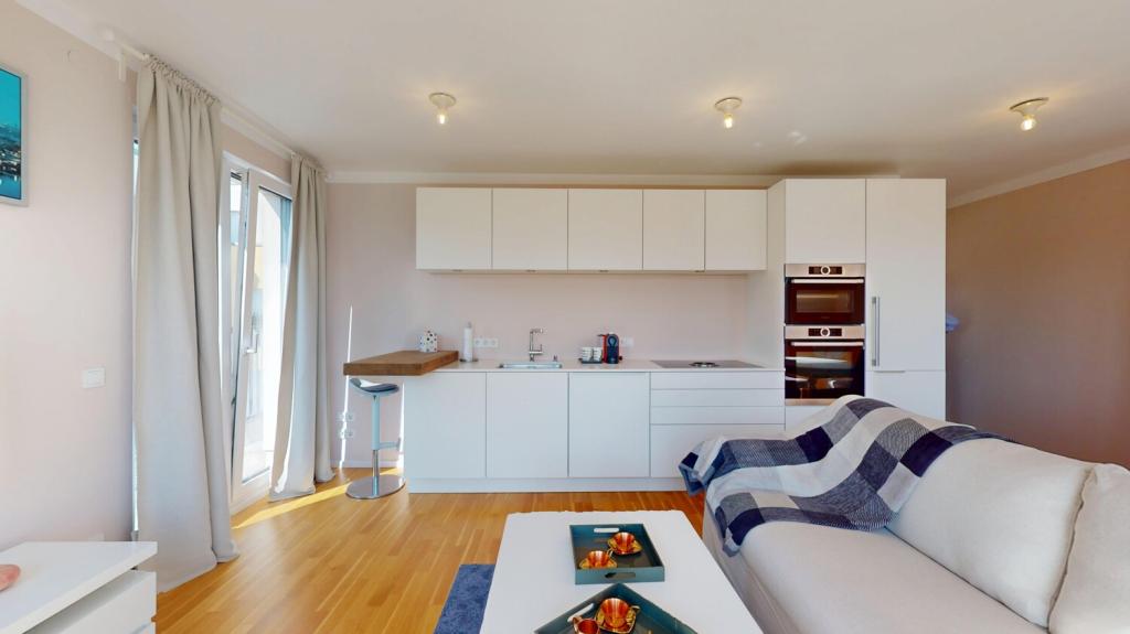 Exklusives möbliertes Penthouse mit Skylineblick von der Dachterrasse und Tiefgaragenstellplatz - Photo 1